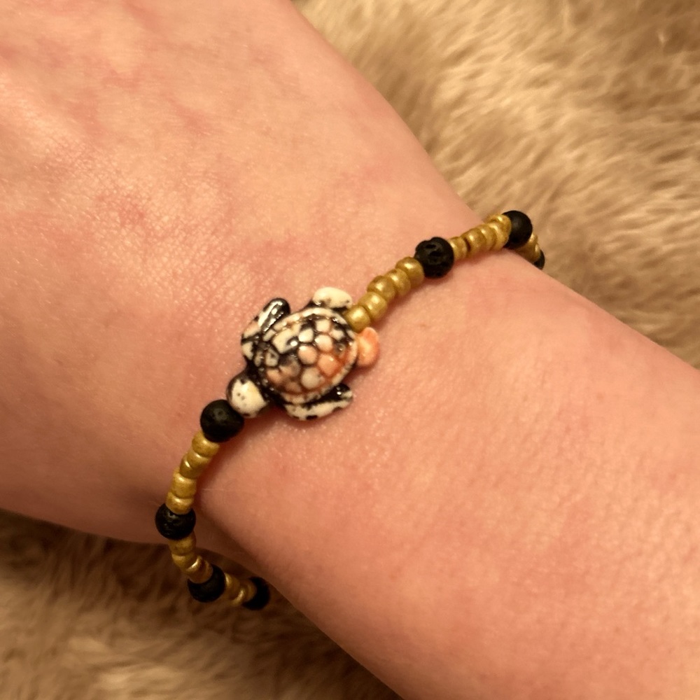 ⭐️Mens hand beaded lava rock and turtle bracelet 🖤🌋🐢
